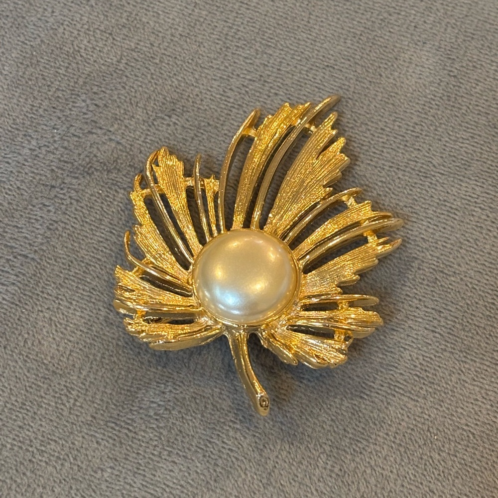 Vintage Gold Leaf Brooch with Faux-Pearl Accent and Perfect Back Pin Clasp/Lock